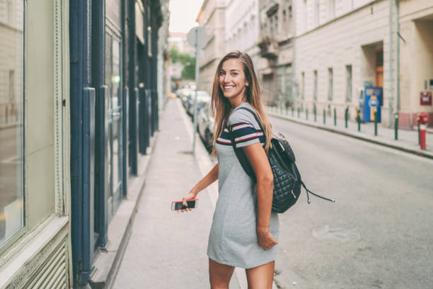 estudante de intercâmbio em budapeste - tourist backpack smiling cheerful - fotografias e filmes do acervo