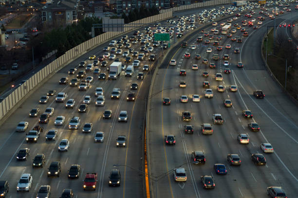 traffic on freeway through downtown atlanta, georgia - tráfego imagens e fotografias de stock