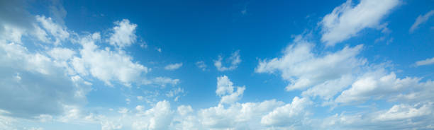 wolken und himmel, blauer himmel hintergrund mit winzigen wolken. panorama - wolke stock-fotos und bilder