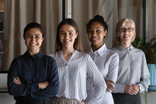 Retrato de feliz equipo de negocios femenino diverso photo