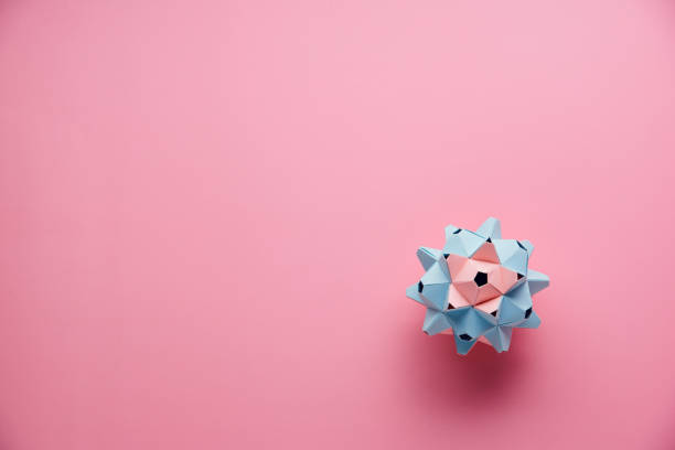 multicolorâ handmade modularâ origami ball or kusudama isolated on pink background. visual art, geometry, art of paper folding, paper crafts. top view, close up, selective focus, copy space. - kusudama imagens e fotografias de stock