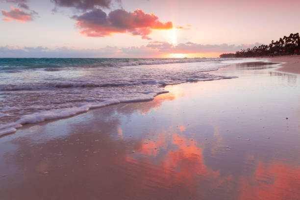 カラフルな日の出の空、ドミニカ共和国と沿岸の風景 - uprise ストックフォトと画像