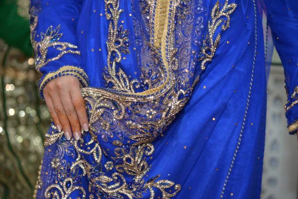 una sposa marocchina da vicino indossa un tradizionale caftano marocchino con l'henné sulle mani. - 2779 foto e immagini stock