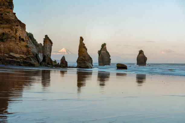 세 자매와 타라나키 산으로 알려진 해변의 암석 형성. 뉴 플리머스, 뉴질랜드 - taranaki region 뉴스 사진 이미지