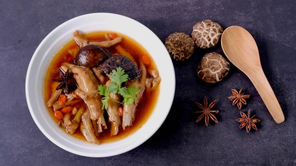 トップビューチキンフィートスープと椎茸 - edible mushroom shiitake mushroom fungus chinese cuisine ストックフォトと画像