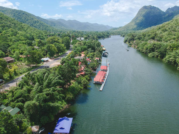 vue aérienne de la rivière kwai, si sawat, kanchanaburi ,thaïlande. - asia kanchanaburi province lake nature photos et images de collection