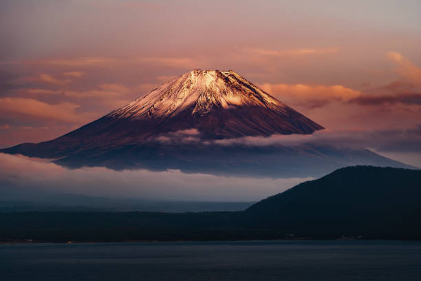 wunderschöne morgenlandschaft des fuji-berges mit kawaguchiko-see, japan - berg fudschijama stock-fotos und bilder