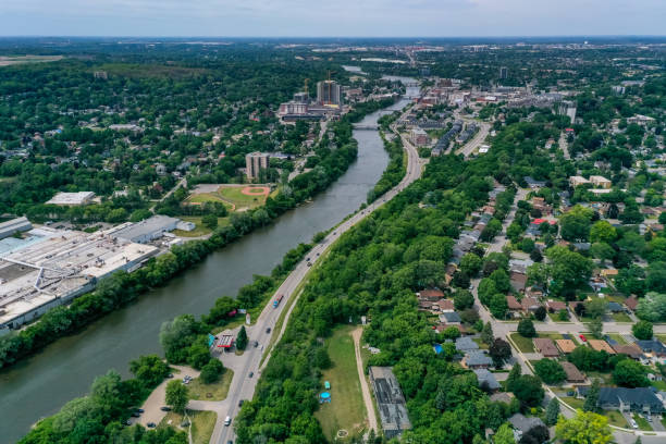 aerial grand river and cityscape à galt, cambridge, ontario, canada - waterloo region photos et images de collection