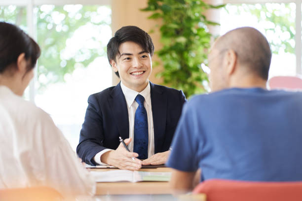 親子から相談を受ける営業職の男性 - ビジネスマン 日本人 ストックフォトと画像