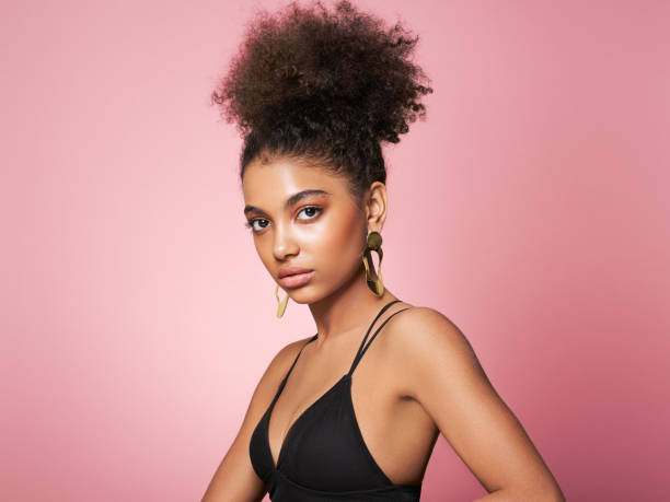 beauty portrait of african american girl with afro hair - fashion model pink beauty fashion imagens e fotografias de stock