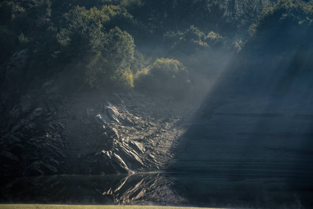 朝日が霧を溶かし、川の水を温め始める - portomarin ストックフォトと画像