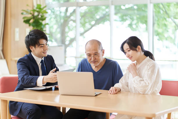 istock Elderly people who receive explanations by looking at the computer screen 1330168657