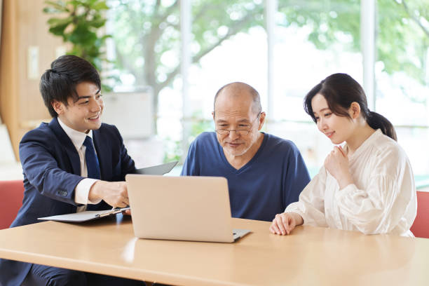istock Elderly people who receive explanations by looking at the computer screen 1330168747