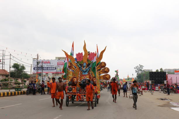 裸足でかんワールヤトラを行うヒンズー教の巡礼者 - many colored prayer flags ストックフォトと画像