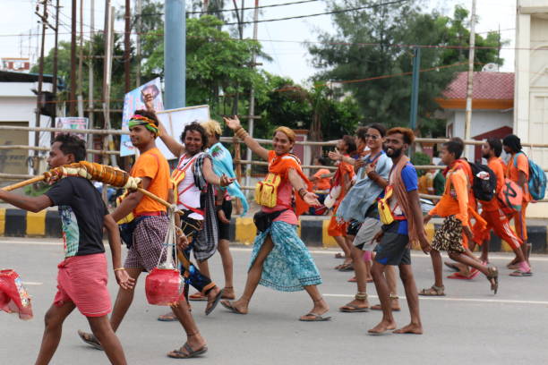 裸足でかんワールヤトラを行うヒンズー教の巡礼者 - many colored prayer flags ストックフォトと画像
