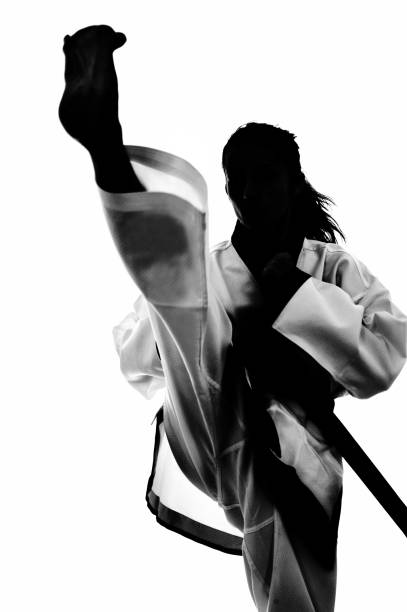 alcance poderoso - martial arts women tae kwon do black belt - fotografias e filmes do acervo