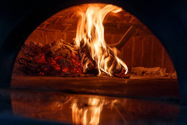 istock Forno a legna - pizza stone oven 1330196039