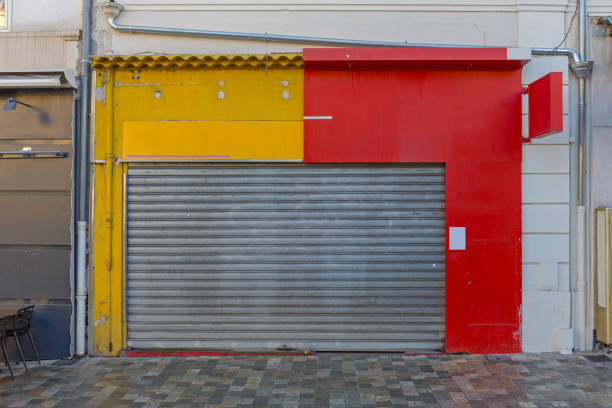 istock Dual Business Shop 1330197308