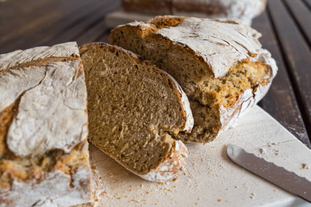 kromka domowego chleba żytniego z naturalnego zakwasu - brown bread zdjęcia i obrazy z banku zdjęć