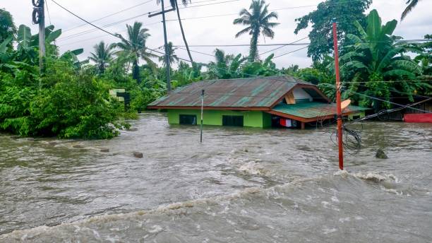 extreme weather in the philippines causes flood damage to homes. - tyfoon stockfoto's en -beelden
