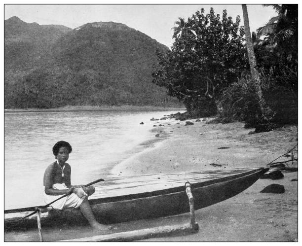 старинная черно-белая фотография: самоанская девушка и каноэ - indigenous culture фотографии stock illustrations