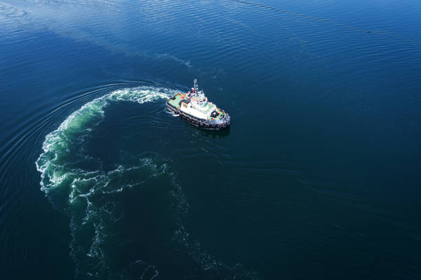 luftaufnahme des schleppers - tugboat towing nautical vessel industrial ship stock-fotos und bilder