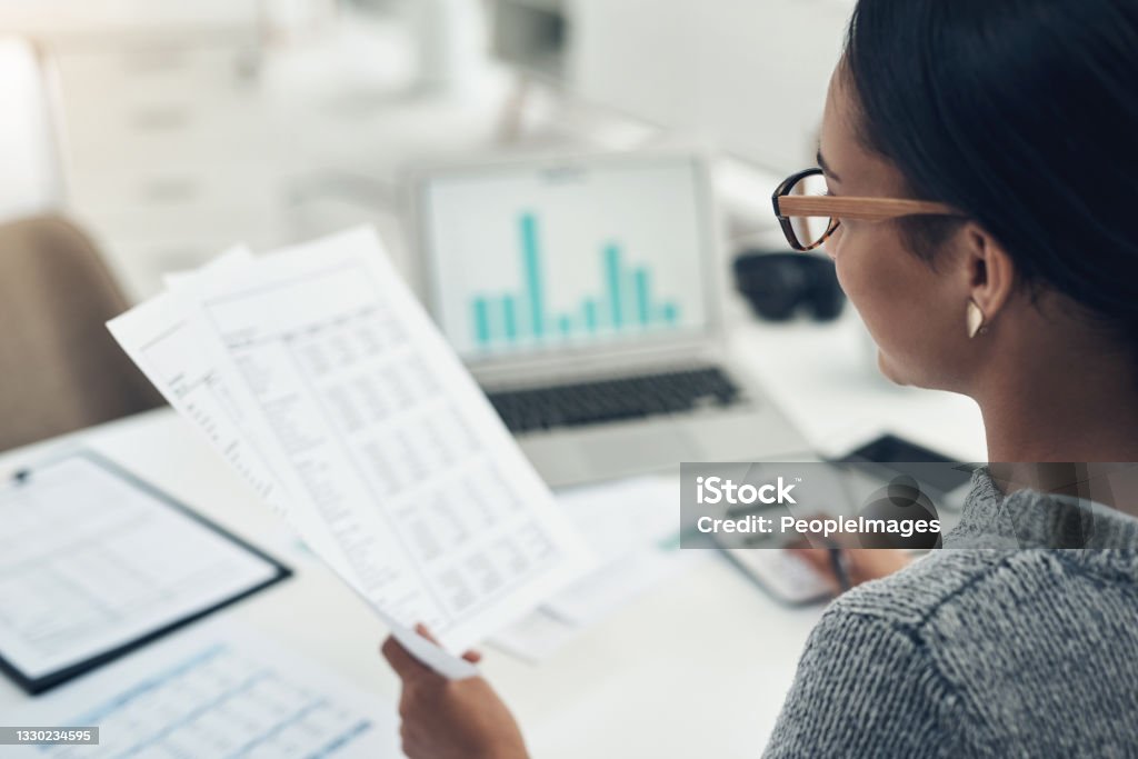 Primer plano de una empresaria irreconocible calculando finanzas en una oficina - Foto de stock de Finanzas libre de derechos