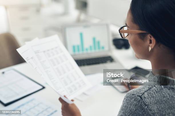 Primer Plano De Una Empresaria Irreconocible Calculando Finanzas En Una Oficina Foto de stock y más banco de imágenes de Finanzas