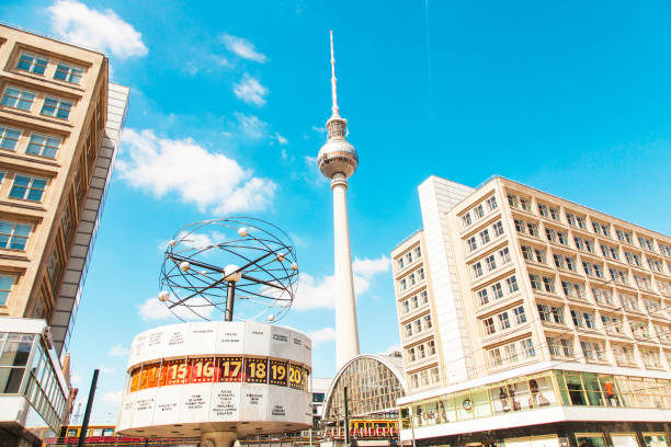relógio mundial e torre de tv em alexanderplatz no centro de berlim, alemanha - alexanderplatz - fotografias e filmes do acervo