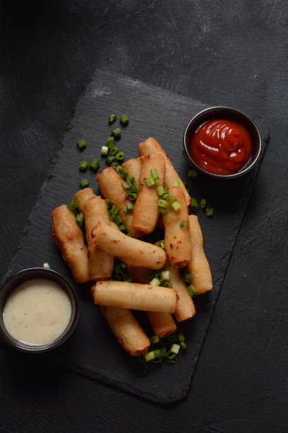 involtini turchi fritti a forma di sigaro - rotolo di primavera sigara borek. spuntino israeliano - cigarette wrapping foto e immagini stock