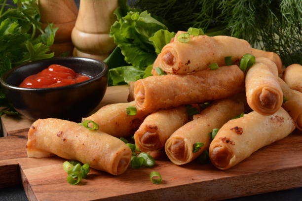 involtini turchi fritti a forma di sigaro - rotolo di primavera sigara borek. spuntino israeliano - cigarette wrapping foto e immagini stock