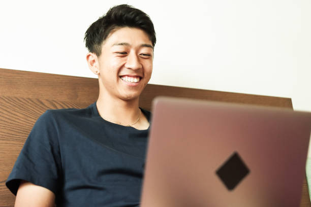 若いアジア�人がオンラインクラスから学ぶ - learning male studying smiling ストックフォトと画像
