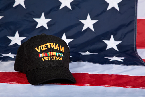 Gorra de veteranos de Vietnam con fondo de bandera estadounidense photo