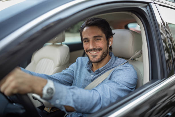 молодой человек в машине - mobile phone seat belt text messaging smiling стоковые фото и изображения