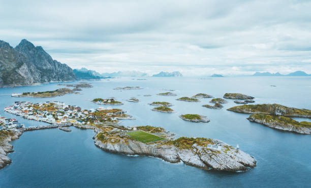 lofoten luftaufnahme henningsvaer dorf und meereslandschaft in norwegen berühmte reiseziele drohnenansicht skandinavische sehenswürdigkeiten - austvagoy stock-fotos und bilder