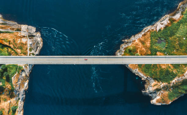 widok z lotu ptaka most saltstraumen w norwegii droga nad morzem łącząca wyspy odgórne krajobrazy infrastruktury transportowej słynnych zabytków skandynawskiego krajobrazu - panorama picture zdjęcia i obrazy z banku zdjęć