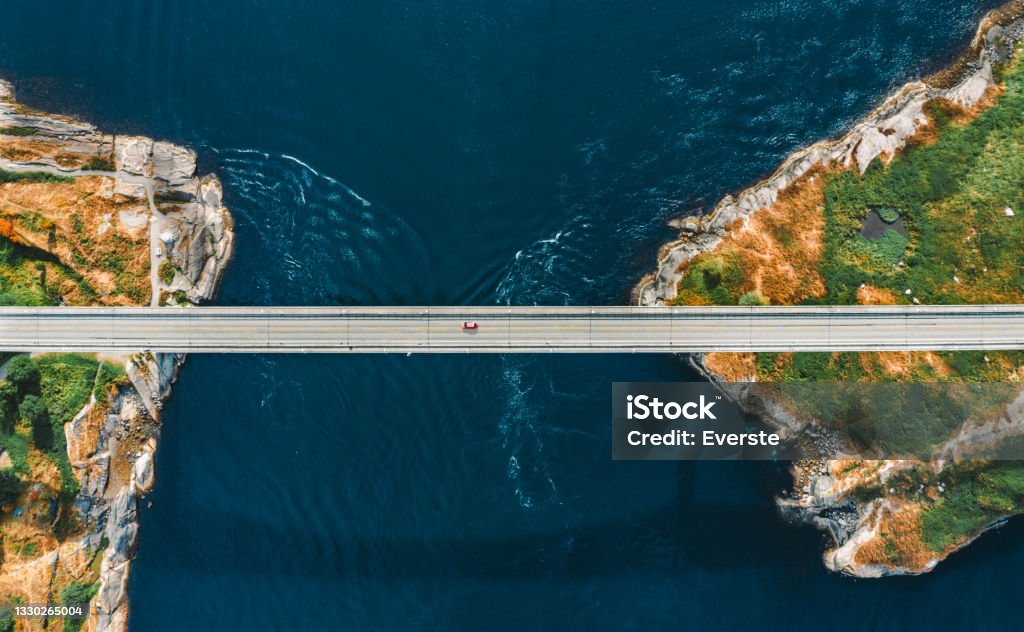 Aerial view Saltstraumen bridge in Norway road above sea connecting islands top down scenery transportation infrastructure famous landmarks scandinavian landscape - 免版稅橋 - 建築物圖庫照片