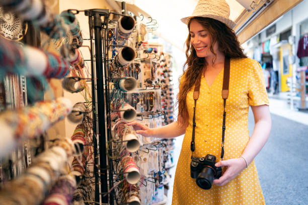 donna caucasica, turista solista, souvenir per lo shopping nei mercati di strada di vasiliki, sull'isola di levkas, in grecia. - souvenir foto e immagini stock