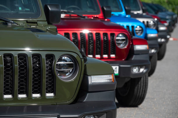 jeep wrangler vehicles on a parking - editorial sports utility vehicle car jeep imagens e fotografias de stock