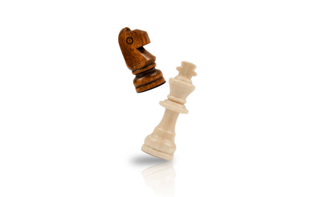 黒騎士のチェスの一部が白い背景に白い王の一部を覆す - chess king chess chess piece black ストックフォトと画像