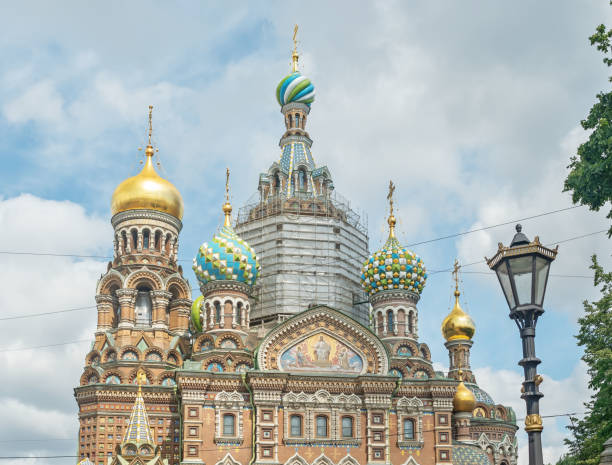 church of the savior on spilled blood in st. petersburg - winter palace imagens e fotografias de stock