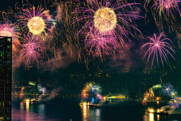 nyc 7月4日 - イーストリバー花火大会 - fourth of july new york city new york state firework display ストックフォトと画像