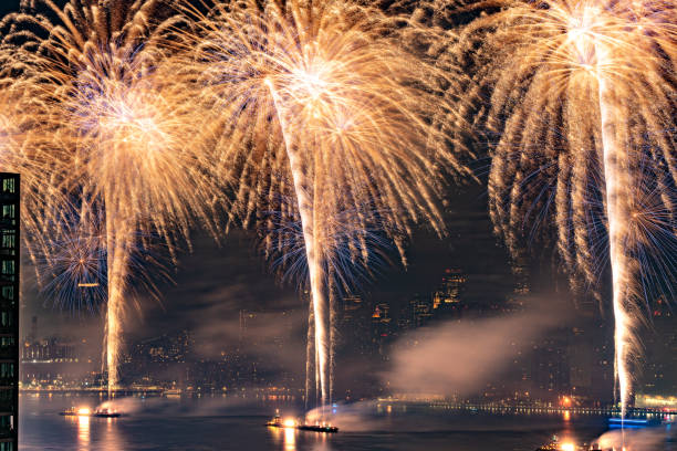 nyc 7月4日 - イーストリバー花火大会 - fourth of july new york city new york state firework display ストックフォトと画像