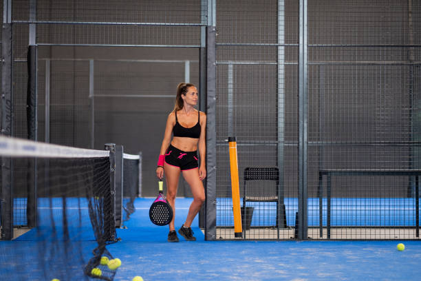 retrato de una hermosa mujer jugando a la pista de pádel bajo techo - tennis in a row team ball fotografías e imágenes de stock