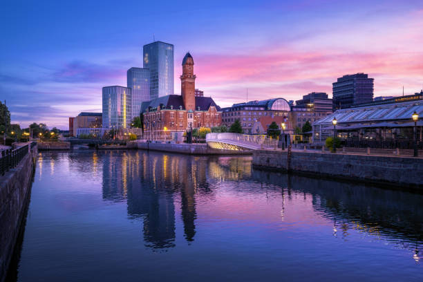 malmo skyline y hamnkanalen canal al atardecer - malmo, suecia - malmo fotografías e imágenes de stock