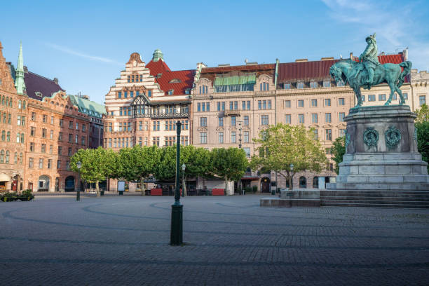 piazza stortorget e la statua del re carlo x gustavo di svezia - malmo, svezia - malmo foto e immagini stock