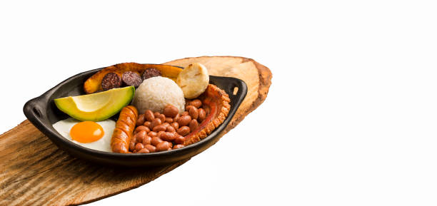 бандеха пайса, типичное блюдо в регионе антиокеньо в колумбии - bandeja paisa стоковые фото и изображения