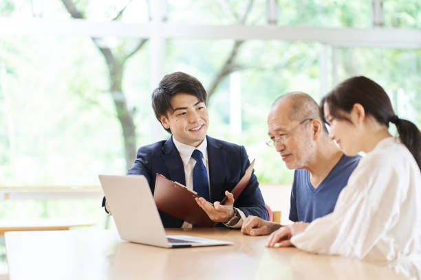 istock Elderly people who receive explanations by looking at the computer screen 1330291374