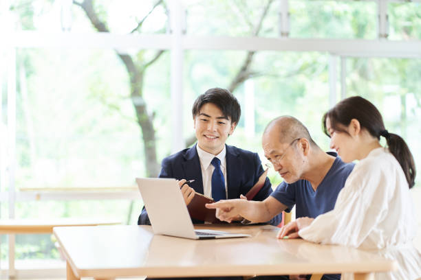 istock Elderly people who receive explanations by looking at the computer screen 1330291380