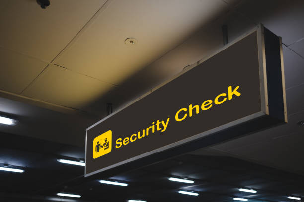 controllo di sicurezza all'interno del cartello aeroportuale. - security staff security airport airport security foto e immagini stock